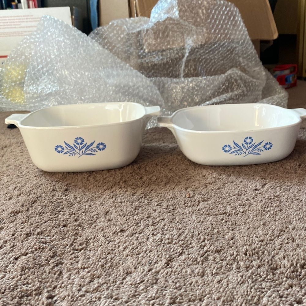 Two corningware dishes 